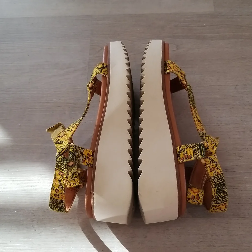 Zodiac Bria Wedge Sandal - Picture 12 of 13